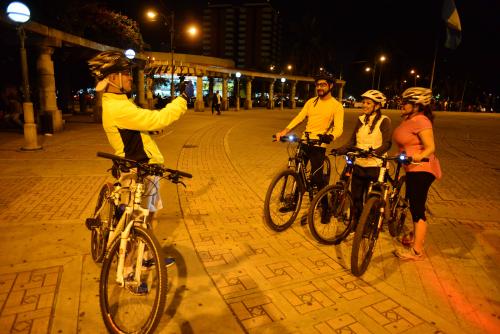 Algunos habitantes de la ciudad no pueden realizar ejercicio al inicio del día, lo hacen en horas de la noche. Es una moda que grupos de ciclistas realicen recorridos nocturnos en la ciudad. (Foto: Jesús Alfonso/Soy502)
