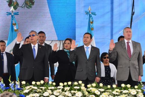 En los actos para conmemorar el Día de la Bandera, participaron el presidente Jimmy Morales, el vicepresidente Jafeth Cabrera y los ministros de Gobierno. (Foto: Jesús Alfonso/Soy502)