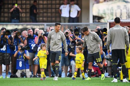 El niño reaccionó tras unas palabras del portugués antes del saludo oficial en la mitad del campo. (Foto: AFP)