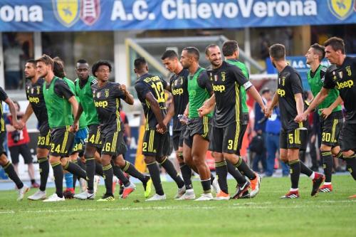Los jugadores de la Juventus celebraron la remontada en el campo del Chievo Verona. (Foto: AFP)