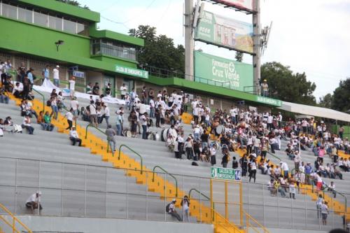 La porra Ultra Sur se ubica en el estadio Cementos Progreso. (Foto: Fredy Hernández/Soy502)