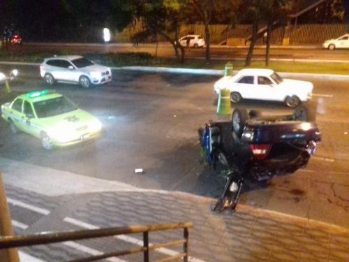 El vehículo topó contra un picop y luego votó un poste. (Foto: Amílcar Montejo, PMT)
