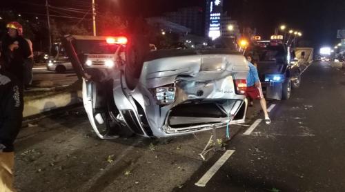 El vehículo que habría iniciado el percance cayó sobre el carro gris que también iba a excesiva velocidad. (Foto: Amílcar Montejo, PMT)