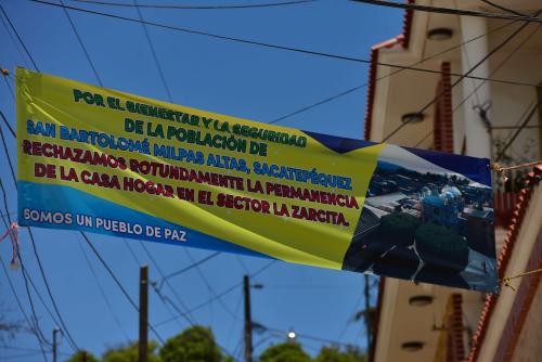 Los vecinos de San Bartolomé Milpas Altas colocaron una manta en la que se muestra el rechazo hacia el Hogar Seguro. (Foto: Jesús Alfonso/Soy502)