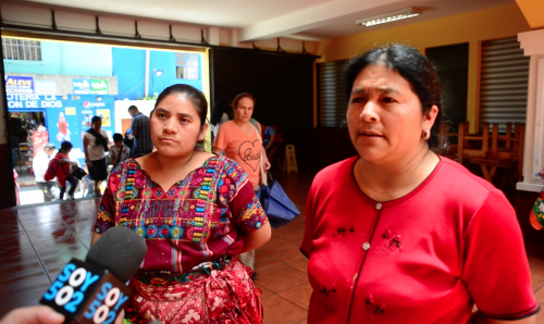 Victoria García y Zulema Gonzáles explican por qué consideran peligrosa la presencia de las menores en el pueblo. (Foto: Jesús Alfonso/Soy502)