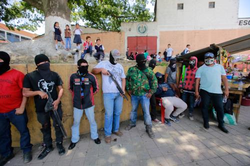 El grupo de encapuchados que "tomó" la seguridad en Bárcenas dicen que están autorizados como Junta Local de Seguridad. (Foto: Nuestro Diario) 