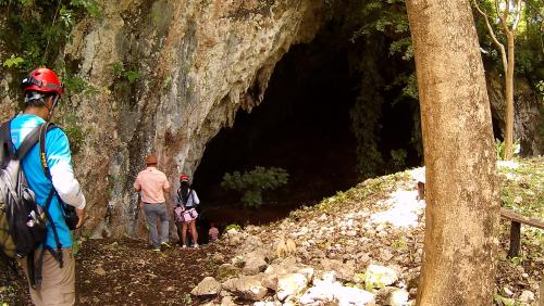 Así luce la entrada a la cueva de la Pintura. (Foto: Fredy Hernández/Soy502)