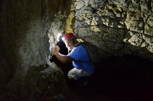 En algunos puntos debes esforzarte para pasar entre las conexiones de la cueva. (Foto: Inguat)
