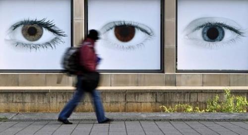 “Somos muy buenos mirando a los ojos, pero no tan buenos calculando hacia dónde miran los ojos de otra persona y a menudo piensan que los están mirando cuando en realidad no es así”, de acuerdo a dicho estudio. (Foto: Glosario Digital).