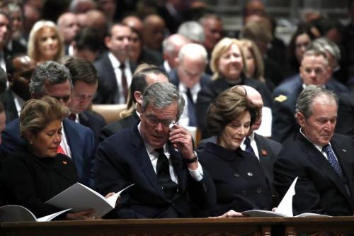 Los hermanos Jeb, Laura y George W. Bush lamentan la partida de su amado padre. (Foto: AFP)