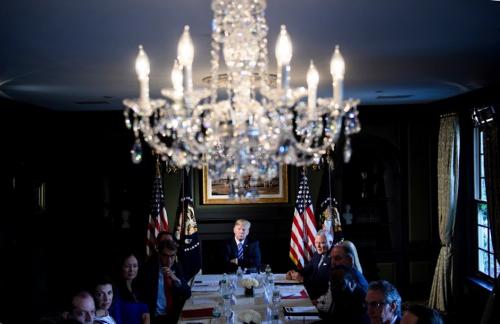 El mandatario suele tener reuniones con funcionarios y miembros de su equipo en el Trump National Golf Club. Foto: AFP