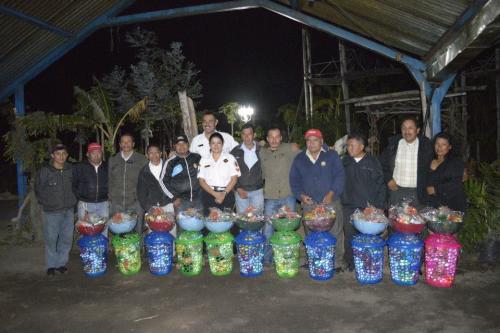 Bomberos de la 55 cía recibiendo sus canastas en el 2014. (Foto: Facebook)