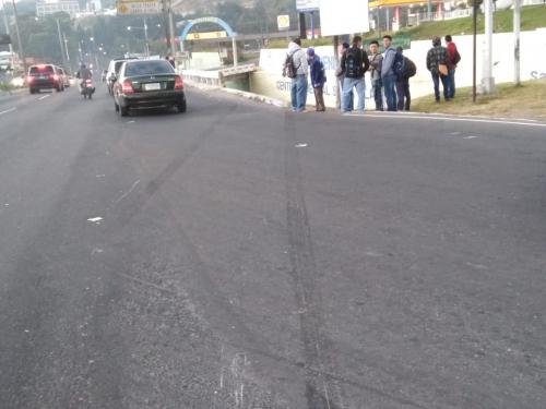 En esta fotografía se pueden observar huellas de los neumáticos intentando frenar. (Foto: Dalia Santos/PMT Villa Nueva)