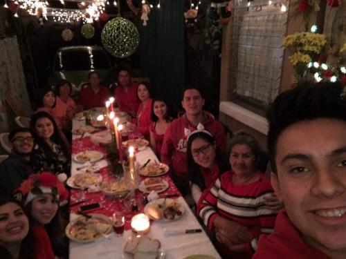 La familia comparte la tradicional cena de Nochebuena. (Foto: cortesía familia) 
