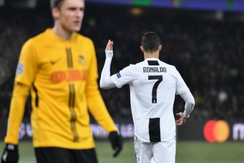 Cristiano Ronaldo protestó que no estaba en posición ilegal, pero fue en vano, el gol del empate fue anulado. (Foto: AFP)
