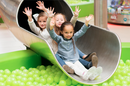 El resbaladero gigante ofrece entretenimiento a niños y adultos. (Foto: cortesía Naranjo Mall)