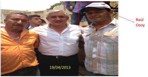 Raúl Osoy junto a Otto Pérez. El logotipo de la gorra de Osoy es el nombre de su constructora fundada en 1996 Topsa. 