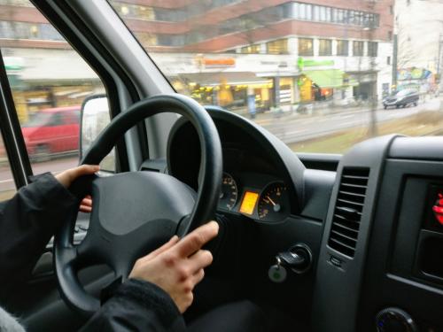 La forma correcta de tomar el volante es colocar las manos en cada extremo del volante. (Foto: Pexels)