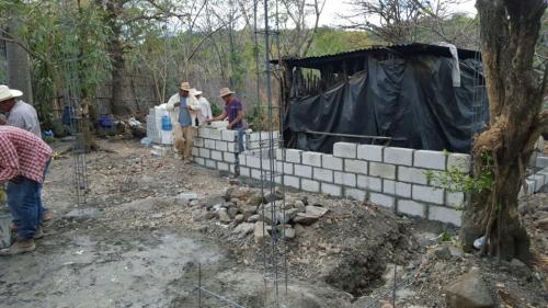 Con el entusiasmo del agente Méndez Esquivel se lograron los fondos para construir una vivienda a la familia de doña Santos. (Foto: PNC/Soy502)