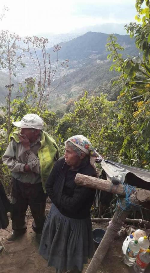 La pareja soporta el frío como puede. (Foto: Soy barillas 502)