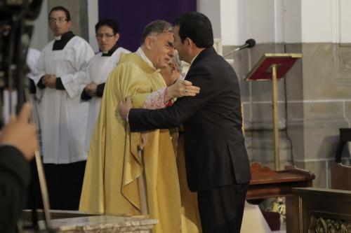 El Nuncio y Jimmy Morales se abrazan en una misa. (Foto: Alejandro Balán/soy502)