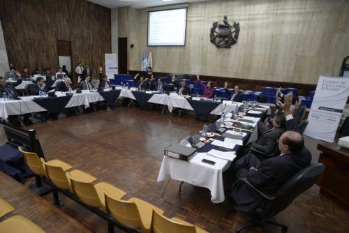 Los 15 comisionados durante una reunión para elegir a los finalistas en la contienda por el MP. (Foto: Wilder López/Soy502)