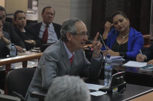 Álvaro Colom declaró antes de que el juez José Eduardo Cojulum resuelva si liga a proceso a los trece implicados por el caso Transurbano. (Foto: Alejandro Balán/Soy502)