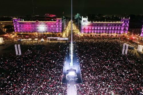 Miles de personas llenaron el Zocalo para saludar al presidente electo. (Foto: AFP) 