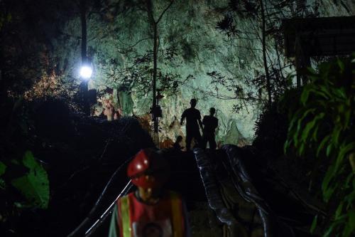 Los menores y su entrenador permanecieron durante nueve días atrapados en una cueva inundada. (Foto: AFP)