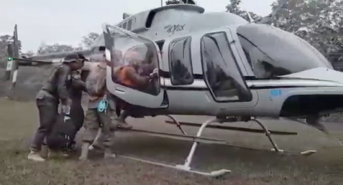 El helicóptero de la Fuerza Aérea rescató a las seis personas de la granja. (Foto: Cortesía)
