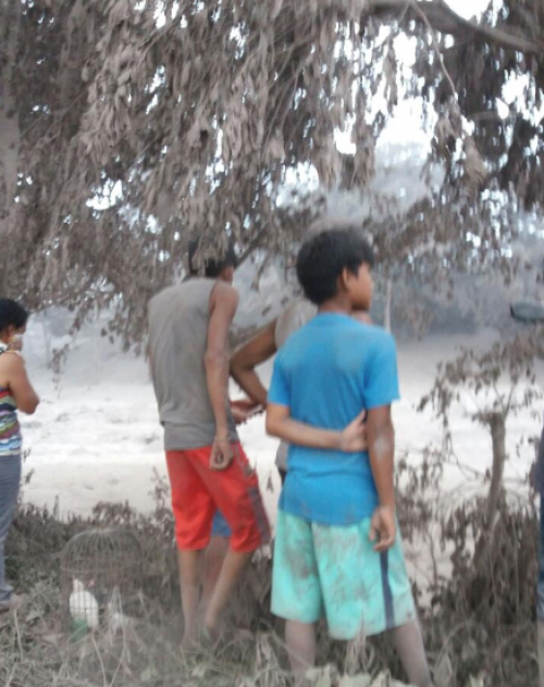 Los niños a los que ayudaron observan el río de lava. (Foto: Soy502)