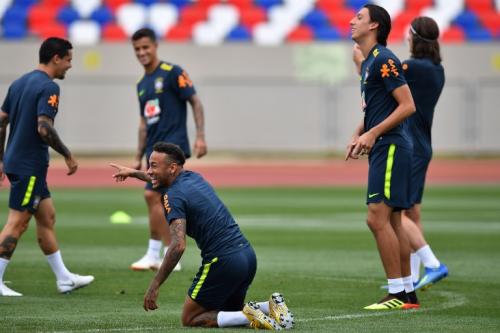 Neymar se levanta del césped, entre risas, luego de "fingir" una falta. (Foto: AFP) 