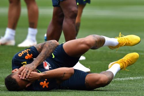 Así fingió Neymar una falta en el entreno. (Foto: AFP) 