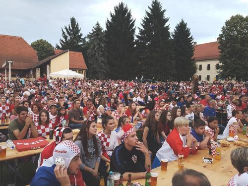 Los habitantes de la ciudad croata de Slavonski Brod disfrutaron de la cerveza que regaló Mario Mandzukic. (Foto: Twitter)