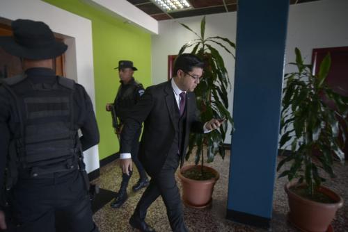 El vocero de la Municipalidad intentó explicar a los agentes que su oficina está en otro nivel. (Foto: Wilder López/Soy502) 