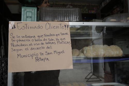 En algunas tiendas, panaderías y tortillerías de San Miguel Petapa se observan letreros a mano informando que ya no se darán bolsas plásticas y piden llevar recipientes para guardar su producto. (Foto: Alejandro Balán/Soy502)