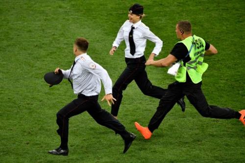Cuatro personas, entre mujeres y hombres, burlaron la seguridad y pisaron la cancha del estadio Luzhniki en plena final del Mundial. (Foto: AFP)