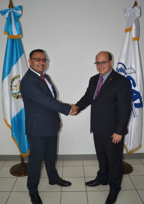 José Fernando Suriano (izquierda) fue juramentado por Abel Cruz (derecha), Superintendente de Administración Tributaria (SAT). (Foto: SAT)