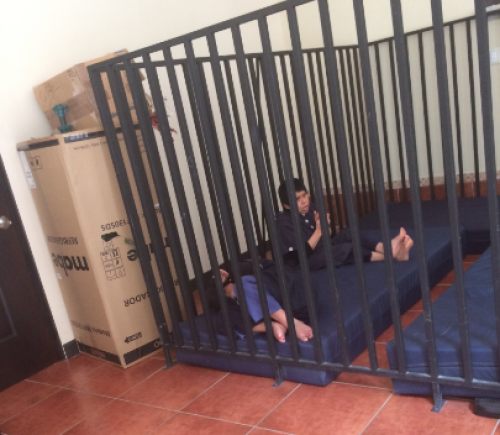 Dos menores permanecen en una jaula debido a mal comportamiento, según refleja el estudio. (Foto: Disability Rights International)