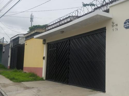 La dirección que aparece en Guatecompras se encuentra justo a la par de la vivienda que ubicó hasta hace mes y medio la empresa Mundifarma. (Foto: Jessica Gramajo/Soy502)