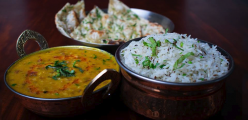 Una buena combinación: Naan de ajo, Jeera rice (arroz) y Yellow Dal Tadka (Foto: Littel India, Facebook)
