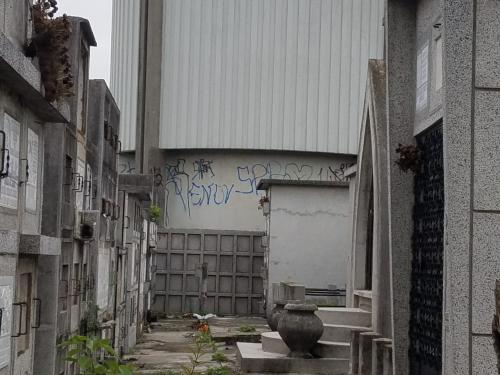 En todo el cementerio se observan marcas de pandillas, supuestamente son los que realizan los asaltos a transeúntes y las profanaciones de tumbas. (Foto: Jessica Gramajo/Soy502)