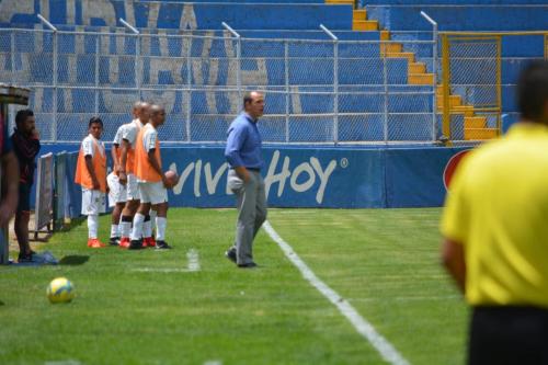 Al "Tanque" se le observó activo durante el encuentro de debut como entrenador. (Foto: Soy502) 