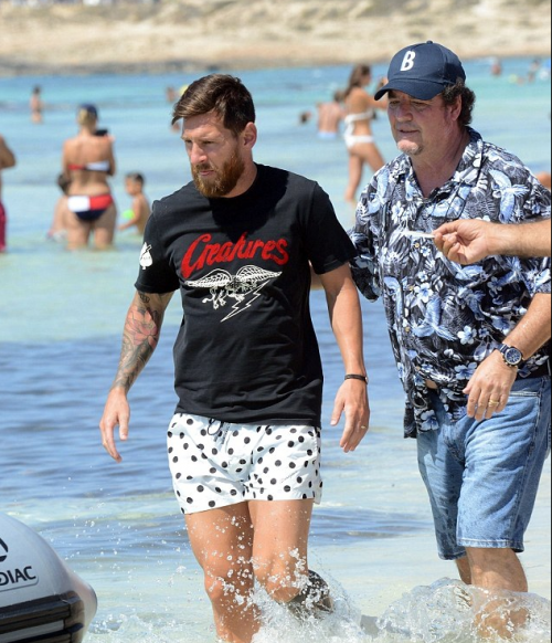 Así vistió Messi durante su paso por Formentera. (Foto: dailymail) 
