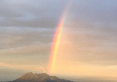 Así se observaba esta mañana el arcoíris. (Foto: Luis Figueroa)
