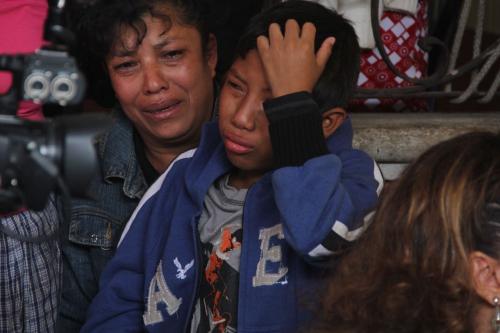 Los familiares más pequeños de las víctimas lloran tras su muerte. (Foto: Fredy Hernández/Soy502) 