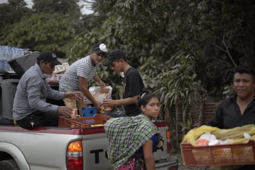 Los voluntarios entregaron sopas, panes y refrescos para los damnificados y socorristas. (Foto: Wilder López/Soy502)