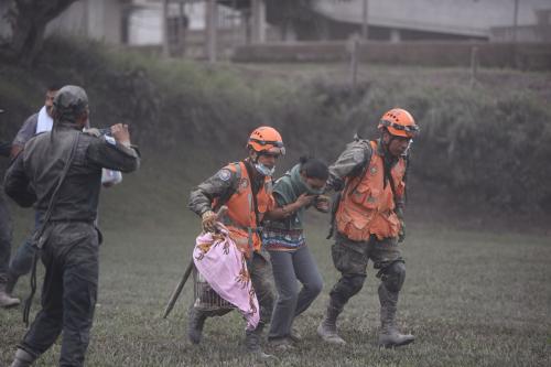 Los socorristas retoman las labores de rescate.  (Foto: Conred) 