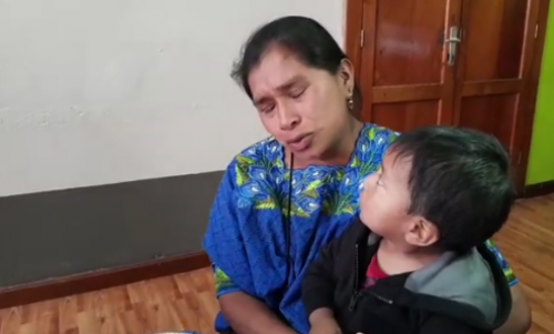 Madre de Julio agradeció con lágrimas la ayuda. (Foto: captura de pantalla Muni Carchá)