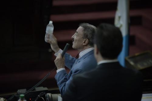 Fernando Linares fue el único diputado que manifestó su rechazo a la propuesta que regula el uso de bolsas plásticas. (Foto: Wilder López/Soy502)